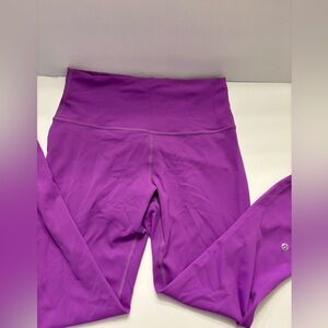 Lululemon Wunder Train HR Tight 25”
SIZE 8